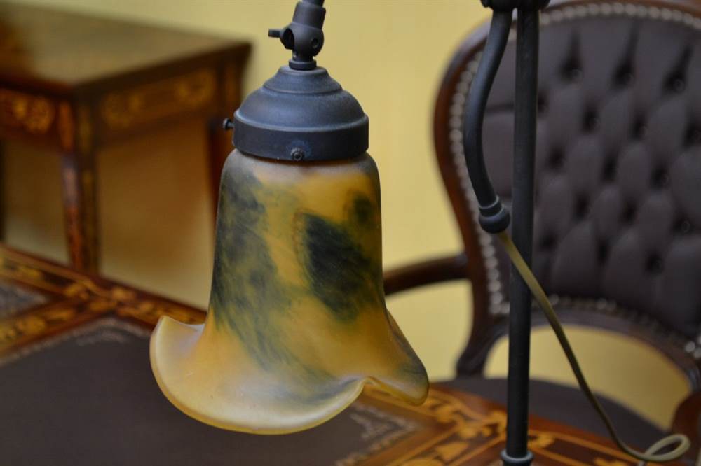 Lampada da tavolo stile liberty con vetro a tulipano, color ocra - Roma
