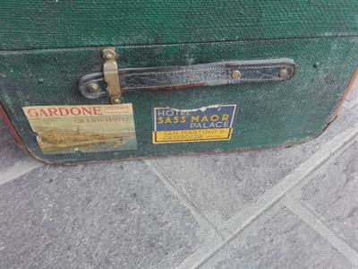 Baule vintage anni 30/40 con adesivi hotel originali - Brescia