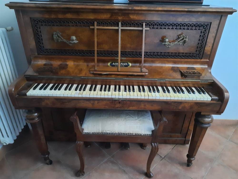 Antico sgabello da pianoforte dell'800