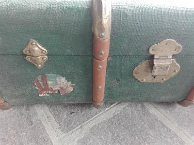 Baule vintage anni 30/40 con adesivi hotel originali - Brescia