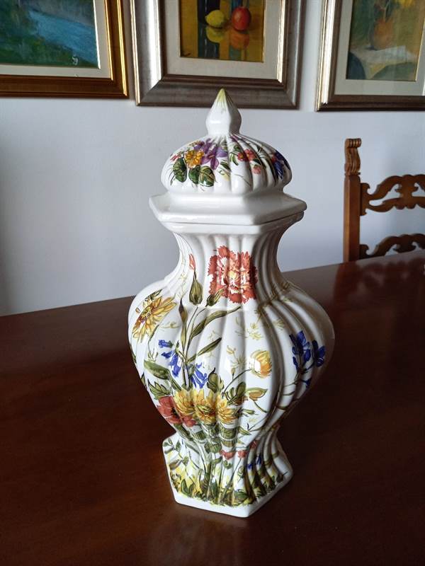 Vaso decorato in maiolica di Nove